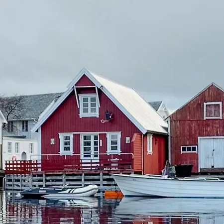 Charming On Veiholmen's Inner Harbor 펜션 *