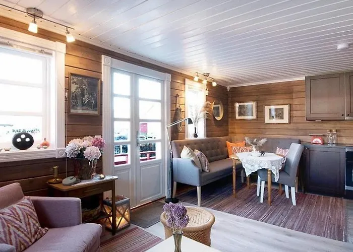 Charming On Veiholmen's Inner Harbor Tatil Evi Smola