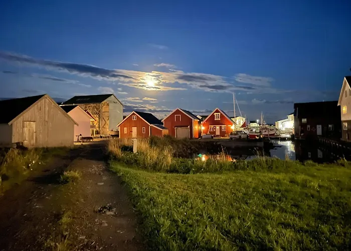 Charming On Veiholmen's Inner Harbor * Smola