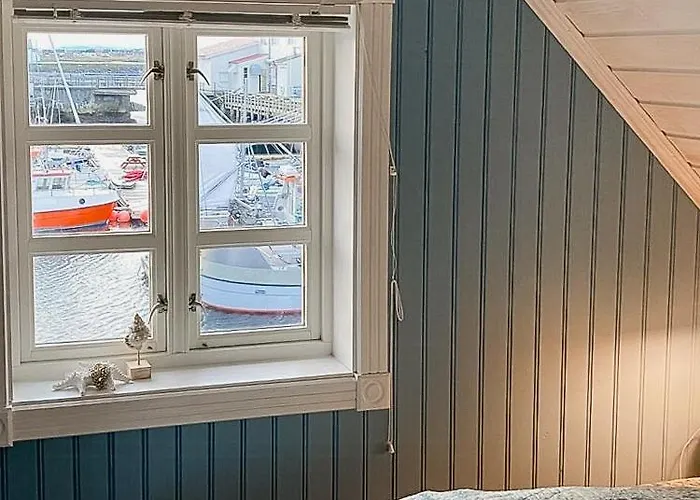 Vakantiehuis Charming On Veiholmen's Inner Harbor Smola